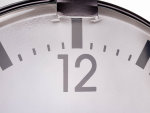 Uhr im Industrie-Look Wanduhr aus Metall grau