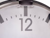 Uhr im Industrie-Look Wanduhr aus Metall grau